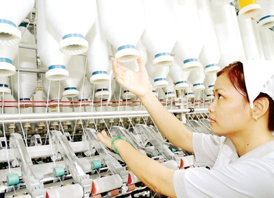 Vietnamese garment, textile companies should invest in material production to take advantage of tax incentive from TPP (Photo: SGGP)